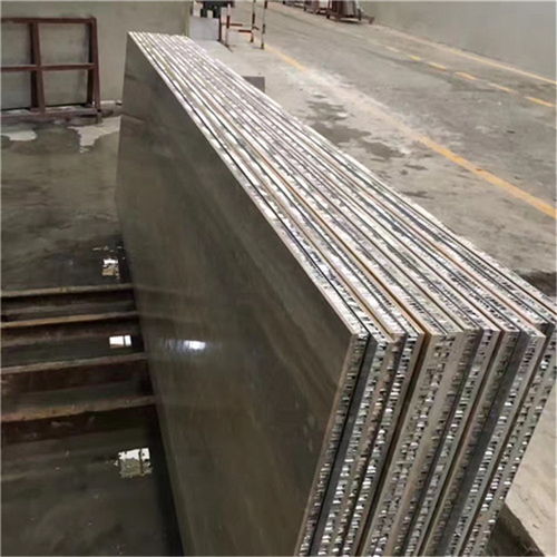 上海噴涂蜂巢鋁板供應(yīng)商 解析氟碳蜂窩鋁單板與吸音復(fù)合蜂窩鋁板的加工優(yōu)勢